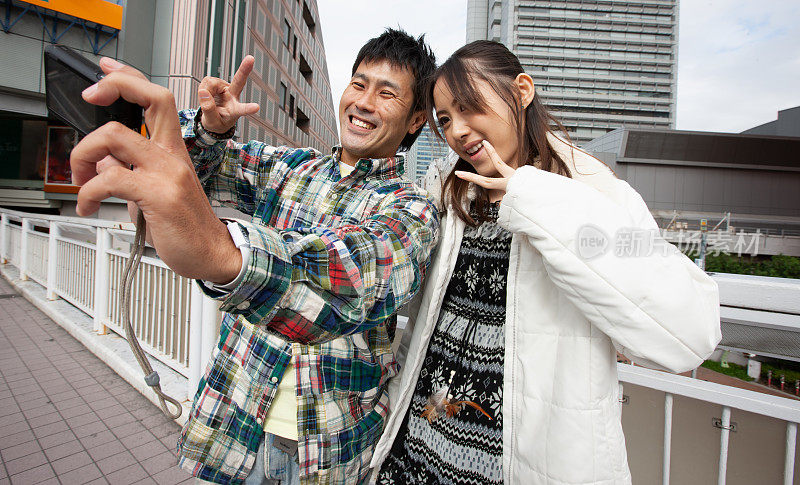 日本游客夫妇在东京自拍