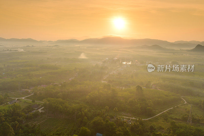 全景的自然景观，风景优美的日出和薄雾在泰国北部的山景