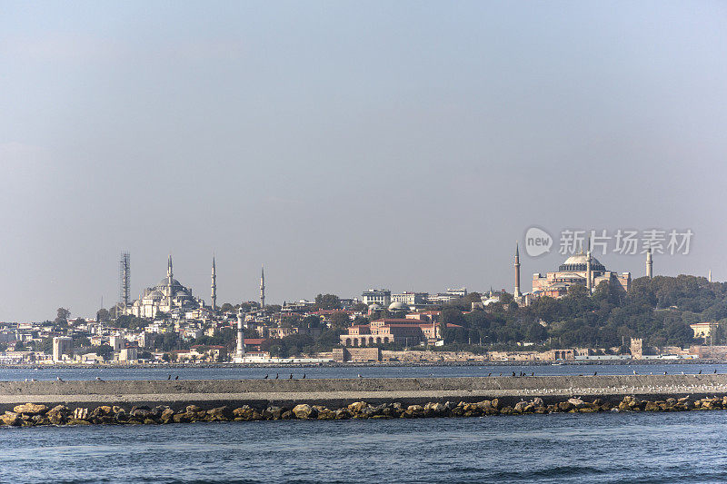 土耳其伊斯坦布尔的阿赫迈特苏丹王宫附近清真寺的索非亚圣堂和阿赫迈特清真寺的尖塔和圆顶