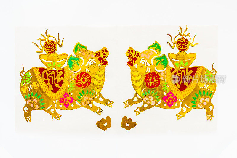 中国传统剪纸艺术的纹样、痕迹。象征着幸福和好运。中国新年装饰元素。(肥猪拱门)猪年。中国传统的猪剪纸艺术图案。猪剪纸