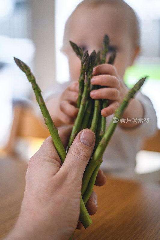 父母和孩子关于芦笋和健康饮食的互动课程