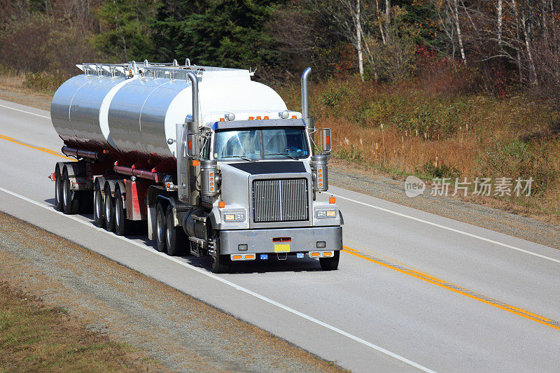 公路上的油罐车