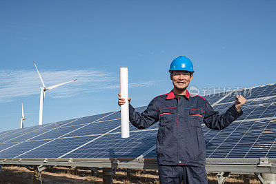 太阳能发电厂工程师正在检查