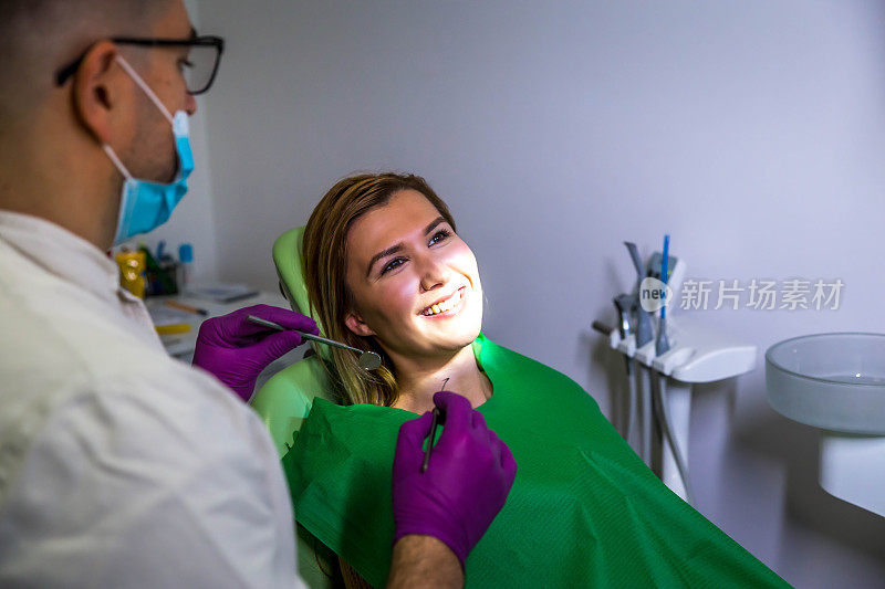 在牙科诊所接受检查的妇女