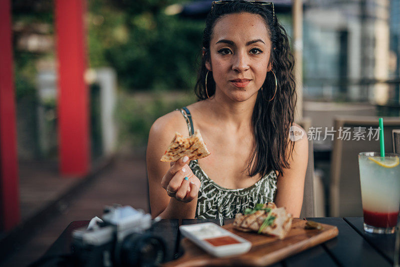 年轻女士在餐厅吃午饭