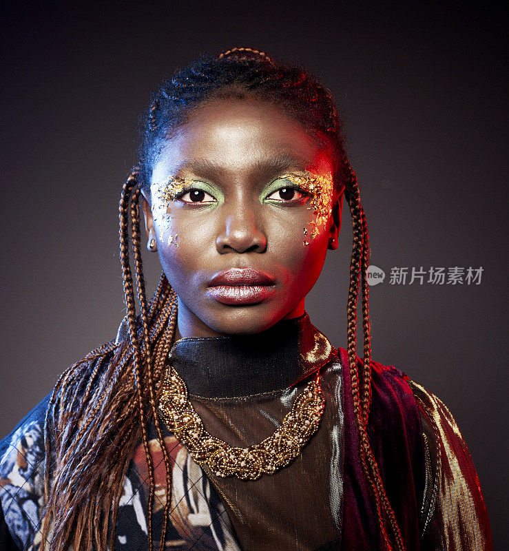 工作室的时尚肖像年轻的非洲民族妇女与闪亮的化妆。