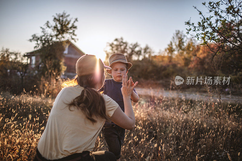 母子在大自然中共度时光