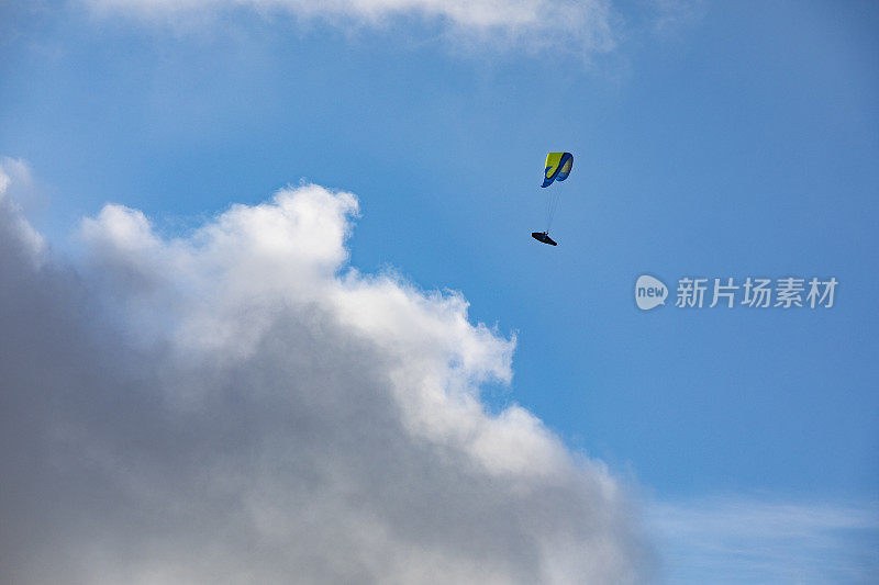 滑翔伞滑翔在云端上-库存照片