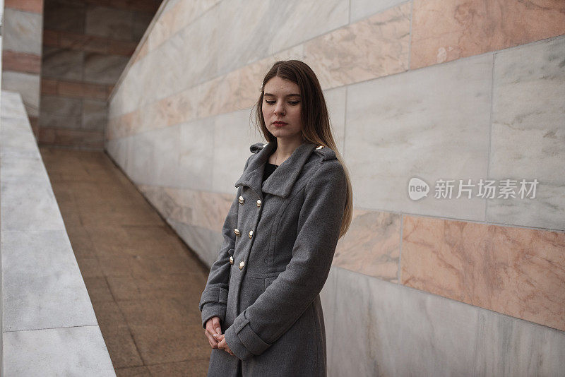 一个年轻女人的肖像，金发，穿着冬天的衣服