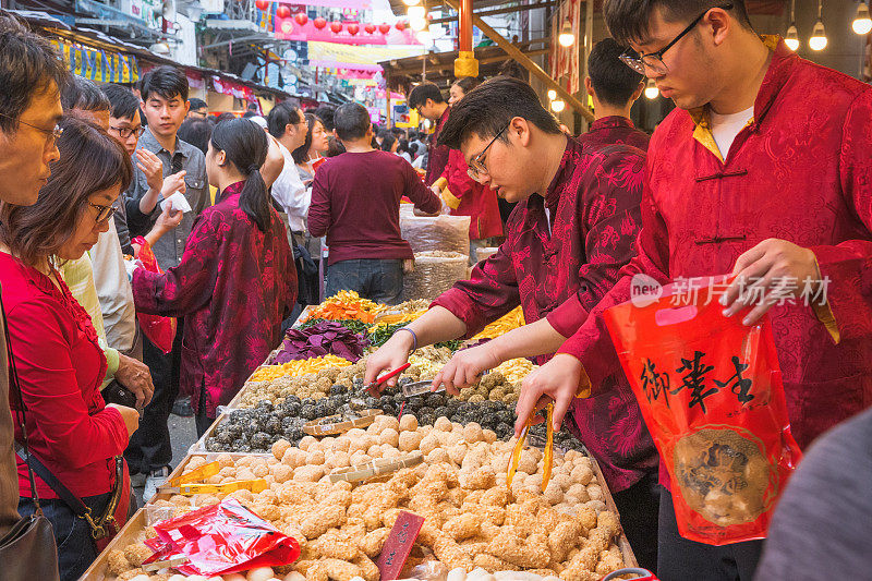台北市大道城迪化街春节市场上的台湾传统糖果摊贩