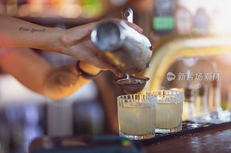 女调酒师调制鸡尾酒