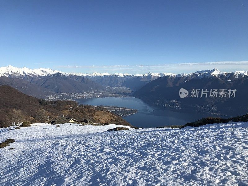 马焦雷湖和阿尔卑斯山的高角度视图