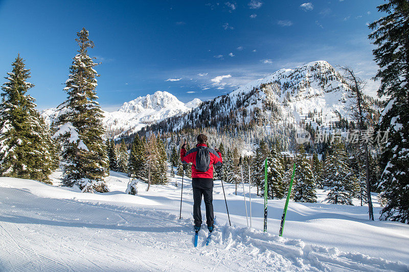 高级男子越野滑雪在奥地利和意大利，欧洲