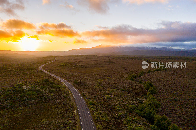 黎明时分，在前往新西兰国家公园鲁阿佩胡山的路上