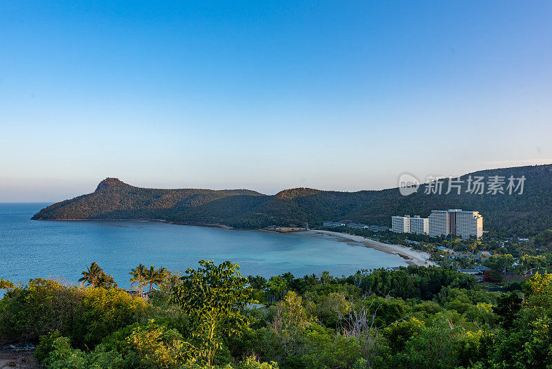 澳大利亚汉密尔顿岛黄昏时的一棵树山景色