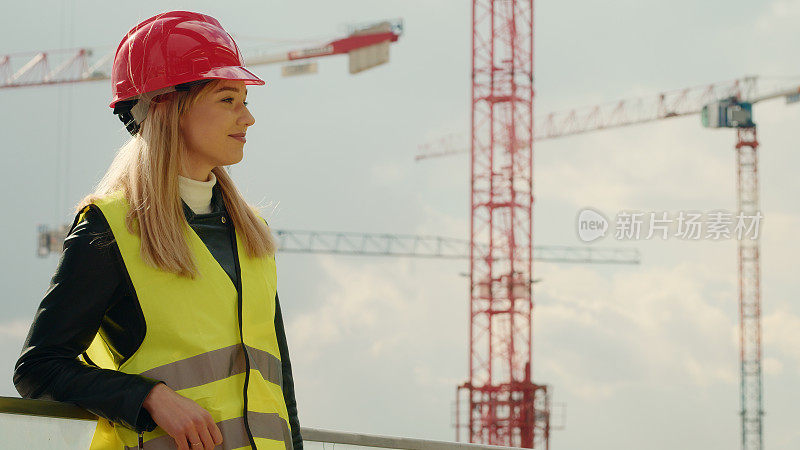 女建筑工程师监督建筑工地