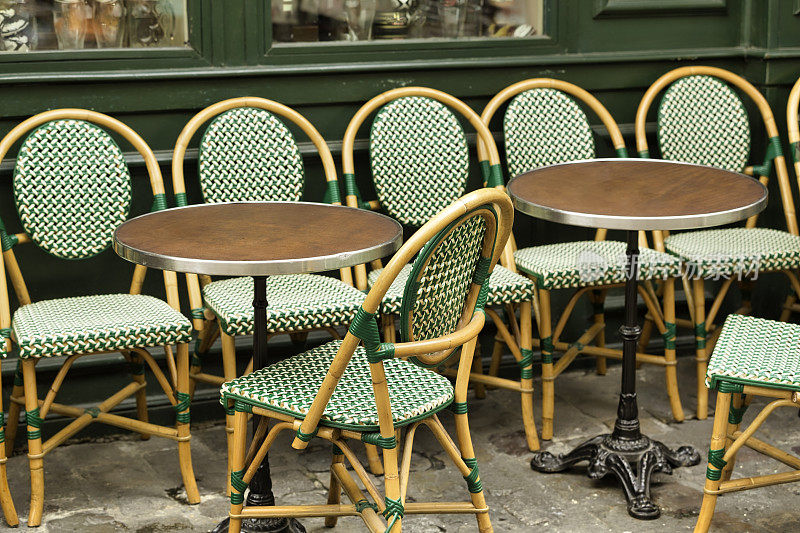 典型的户外咖啡馆在巴黎蒙特马特