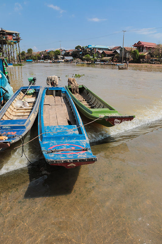 木船在湄公河上漂浮的村庄