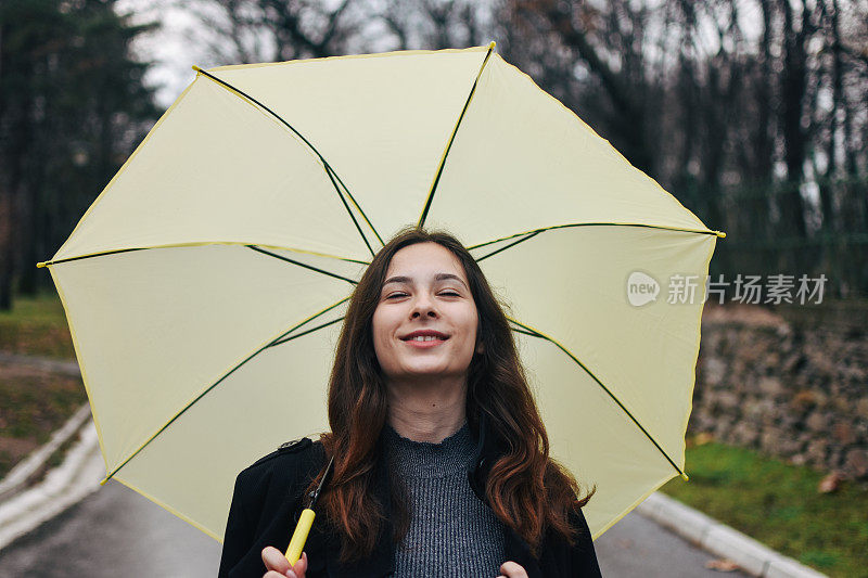 美丽的年轻女子享受着雨天