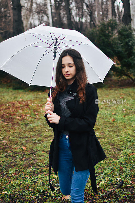 美丽的年轻女子享受着雨天