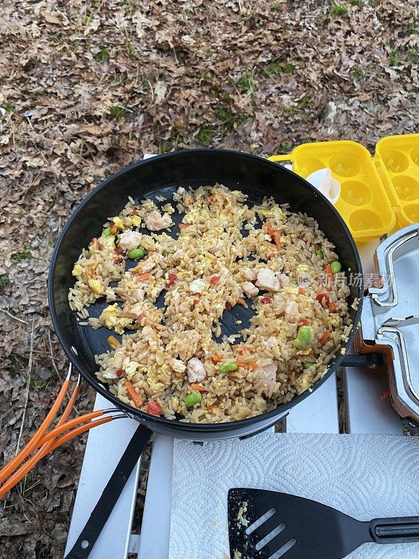 鸡炒饭在营火上煮