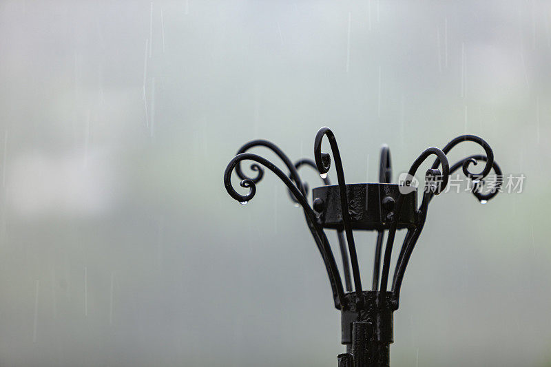 一个室外灯台在暴雨在安第斯山脉-雨滴和背景模糊在阴霾的大雨。