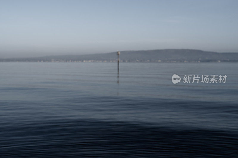 平静海面，低潮标志和海岸线的散焦图像