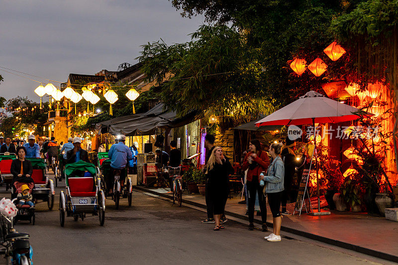 越南会安灯照亮的街道