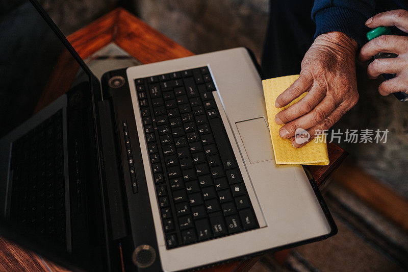 老家伙给他的笔记本消毒