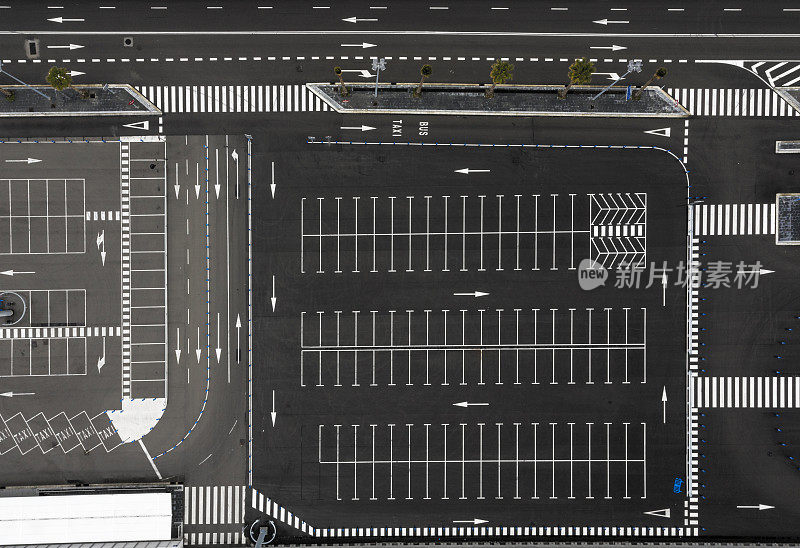 新冠肺炎的空停车场