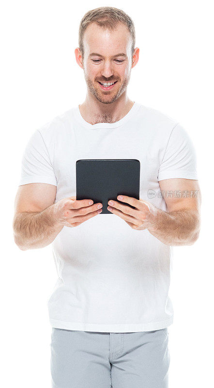 白人年轻男性穿着裤子站在白色背景下使用平板电脑