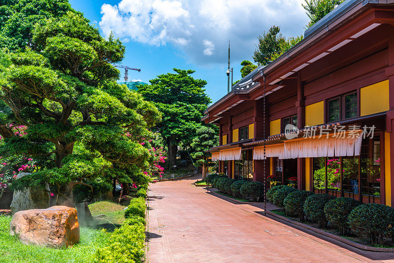 智莲庵是位于香港九龙钻石山的大型佛教寺院建筑群。