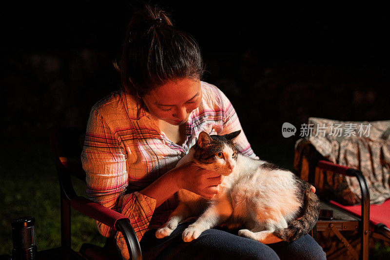 和她的猫野营