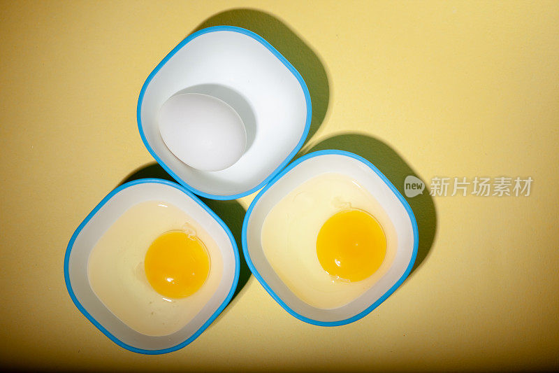 生鸡蛋和蛋黄三碗