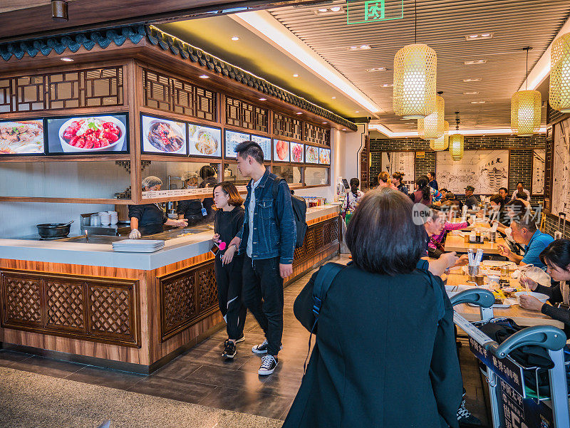 不认识的中国人或游客在长沙国际机场的餐厅。长沙是湖南省的省会和人口最多的城市