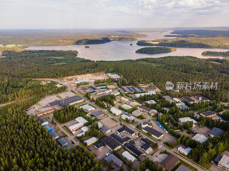鸟瞰图的蓝色湖泊与阳光森林在芬兰拉普兰。