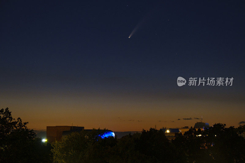 日落后黑暗夜空中的Neowise彗星