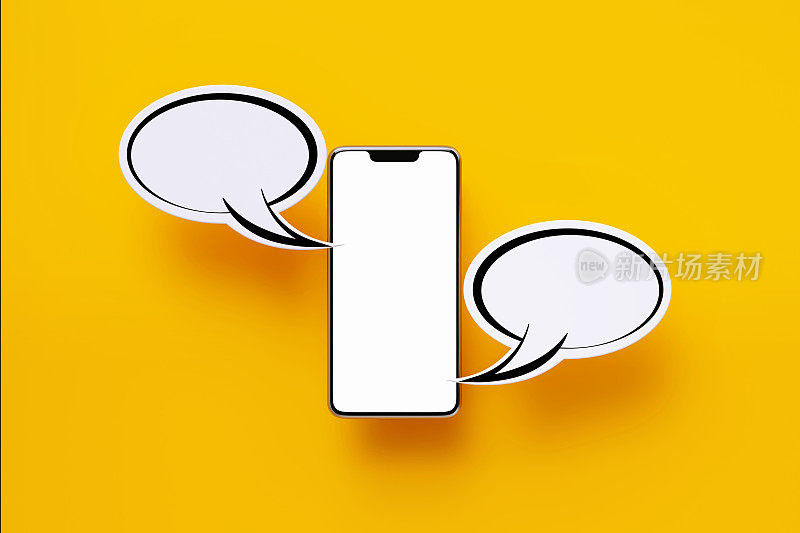 智能手机和白色聊天泡泡坐在黄色背景