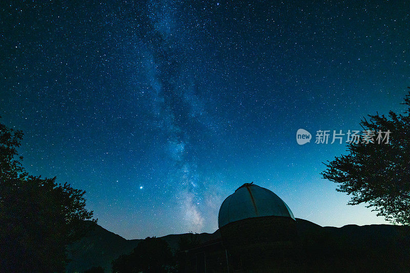 以银河系为背景的夜间天文台