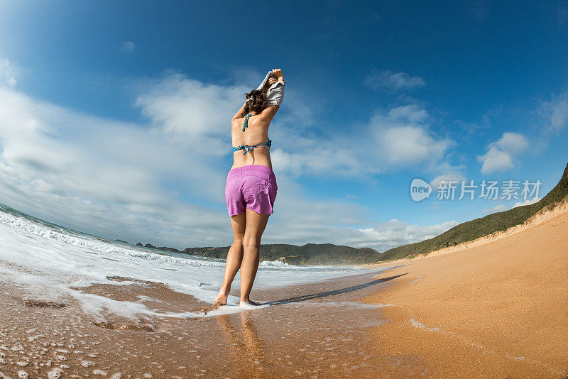 孕妇在图昆海滩脱衣Búzios