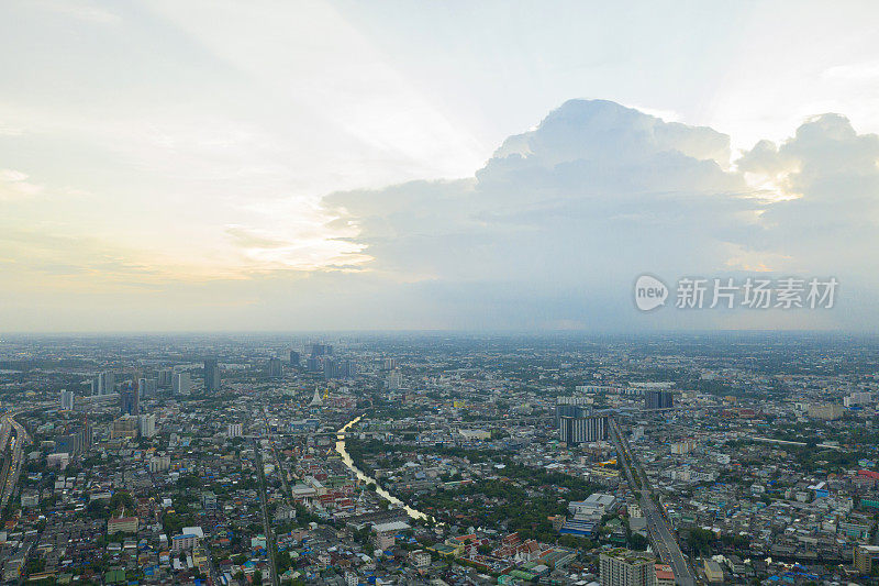 全景无人机俯瞰泰国曼谷的河流和低层住宅区域