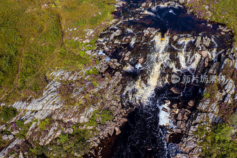 无人机俯瞰苏格兰西部埃尔郡东部的一条河上的瀑布