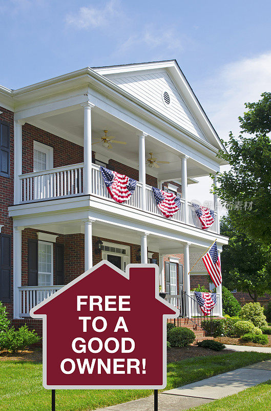 标志:好主人免费:在家门口贴着美国国旗和警告金融危机的彩旗