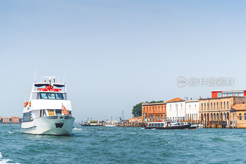 意大利威尼斯日法玛斯旅游景点，搭乘里亚托桥的游船在大运河上游览法玛斯城和贡多拉