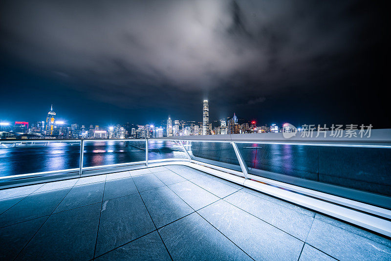 空瓷砖地板与香港城市景观背景