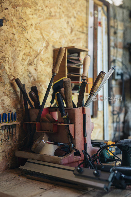 拍摄的木工工具在一个车间