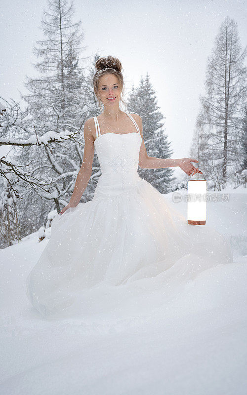白雪公主拿着一个发光的灯笼在她的手中，冰冻的童话