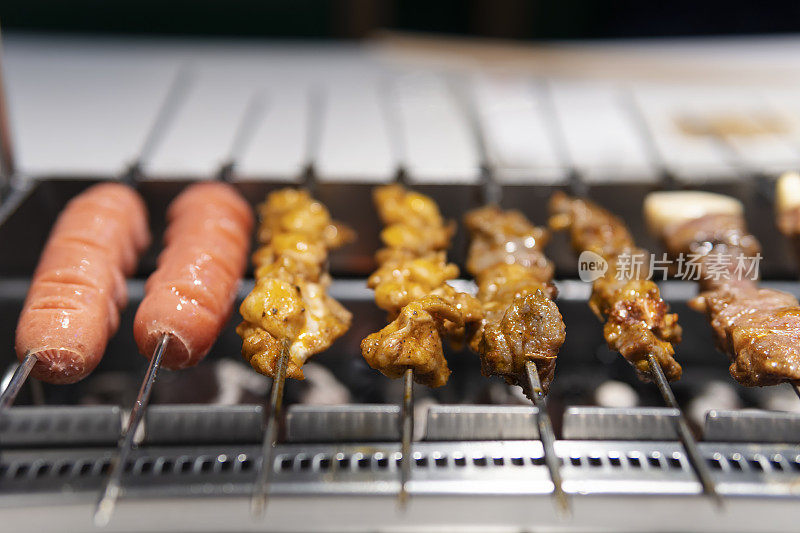 餐馆里烤肉架上的烤肉