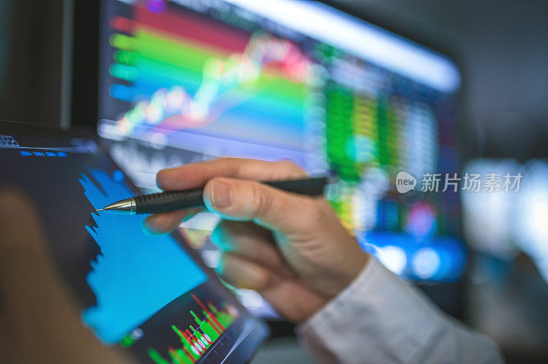 业务团队基金交易员在电脑屏幕上操作选择性股票、外汇和加密货币交易图表和图表，牛市投资概念，金融概念