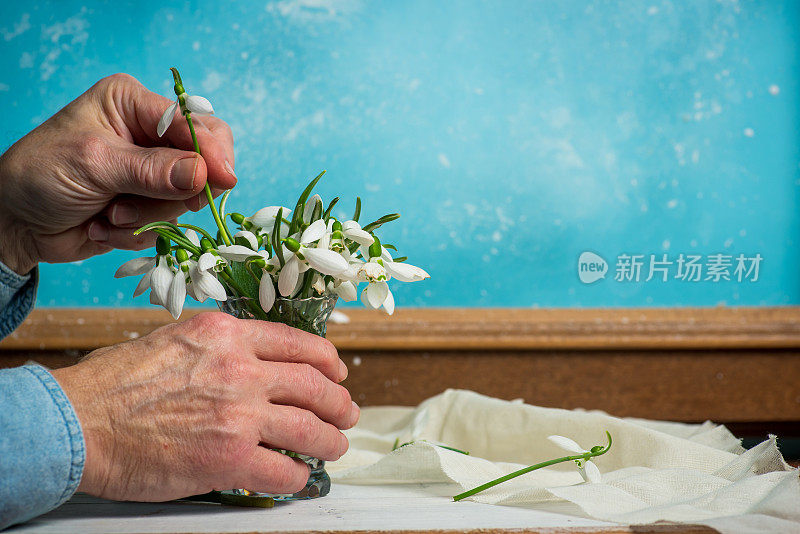 男人捧着雪花莲花束